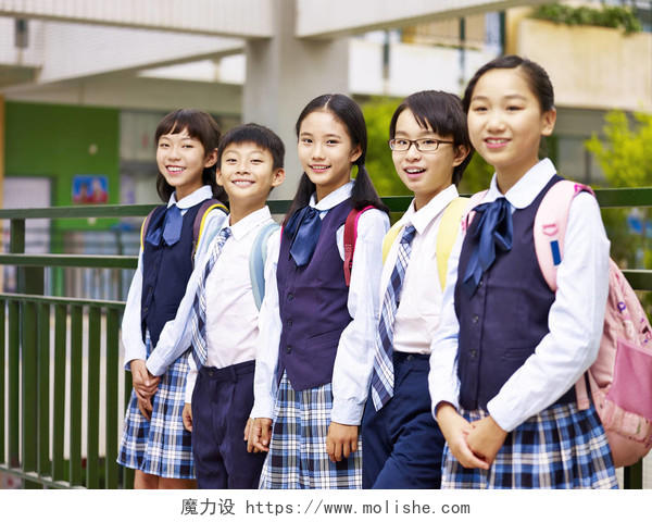 一群亚洲小学孩子看着镜头微笑的画像美好校园